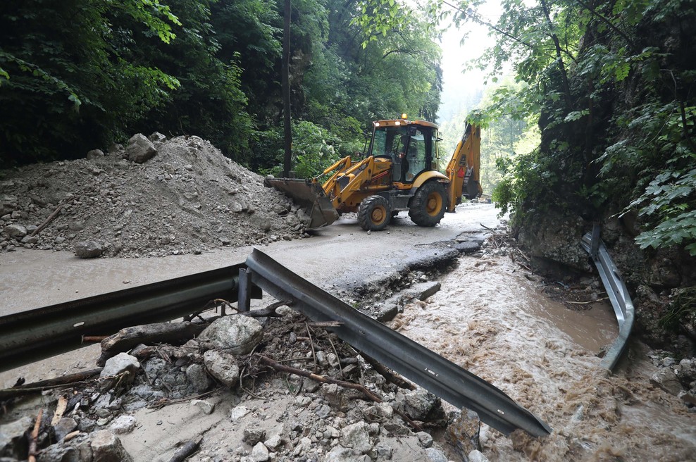 Pozor: zaradi nalivov grozijo zemeljski plazovi (foto: Borut Živulović/Bobo)