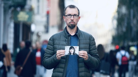Leto dni po izginotju 11-letne Julije njen oče ni izgubil upanja: "Z mislijo na hčerko se zbudim in z mislijo nanjo grem spat"