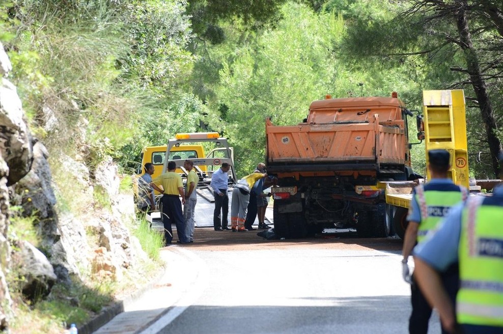 Več poškodovanih v trčenju minibusa in tovornega vozila (foto: Profimedia)