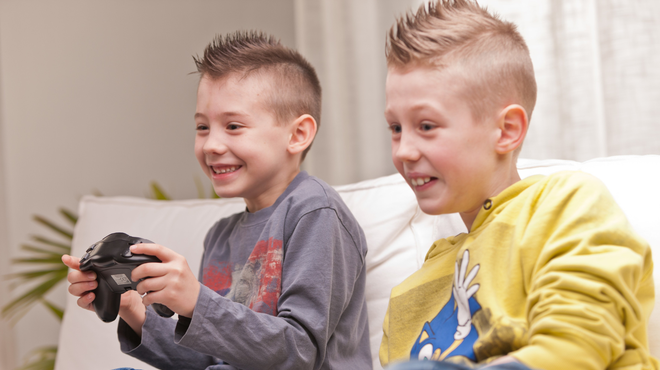 Tudi vaš otrok cele ure igra videoigre? Znanstveniki so ugotovili, da mu to lahko koristi (foto: Profimedia)