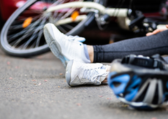 Kolesar padel in z glavo trčil v drog javne razsvetljave: njegovo življenje je ogroženo