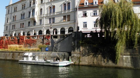 Žalosten prizor na Ljubljanici: požar je zajel priljubljeno turistično ladjo