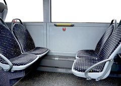 Moški spolno vznemirjal mladoletnici, potniki posredovali in ga zadržali do prihoda policije