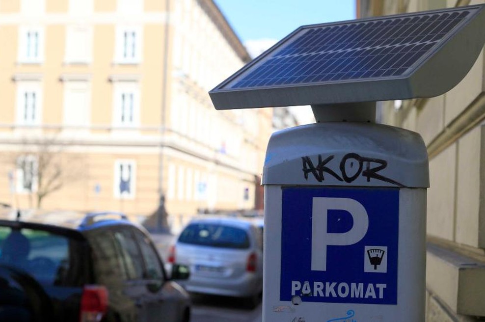 V Ljubljani plačevala parkirnino, ko je jo napadel neznanec: policija sporočila, koga išče (foto: Borut Živulovič/Bobo)