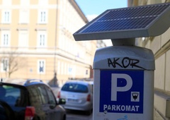 V Ljubljani plačevala parkirnino, ko je jo napadel neznanec: policija sporočila, koga išče