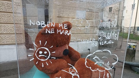 Ste že videli velikega plišastega medveda pred lutkovnim gledališčem? Za njim se skriva nekaj temačnega