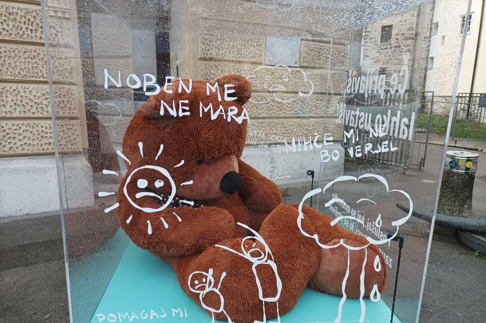 Ste že videli velikega plišastega medveda pred lutkovnim gledališčem? Za njim se skriva nekaj temačnega (foto: Uredništvo)