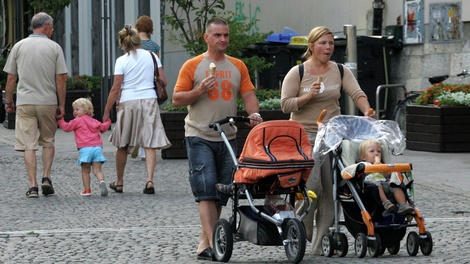 Za mlade lahko po novem pri jemanju kredita jamči država: takšni so pogoji