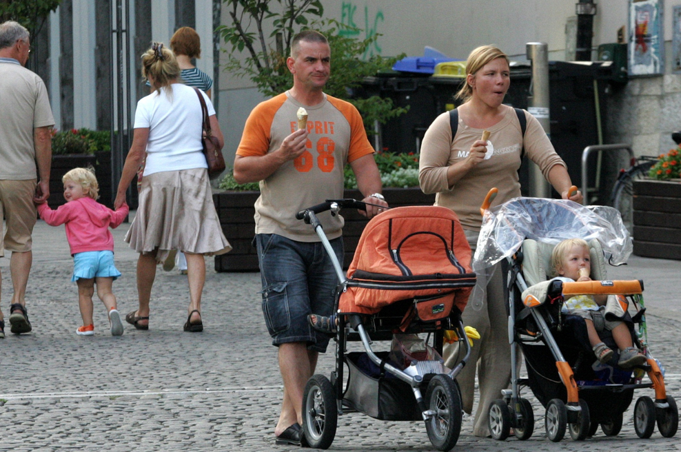 Za mlade lahko po novem pri jemanju kredita jamči država: takšni so pogoji (foto: Bobo)