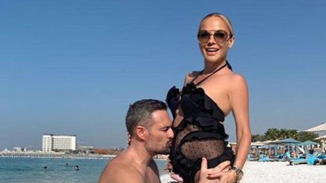 "Isti kraj, iste kopalke, isti mož ." A je na fotografiji hrvaške pevke opaziti več kot eno spremembo