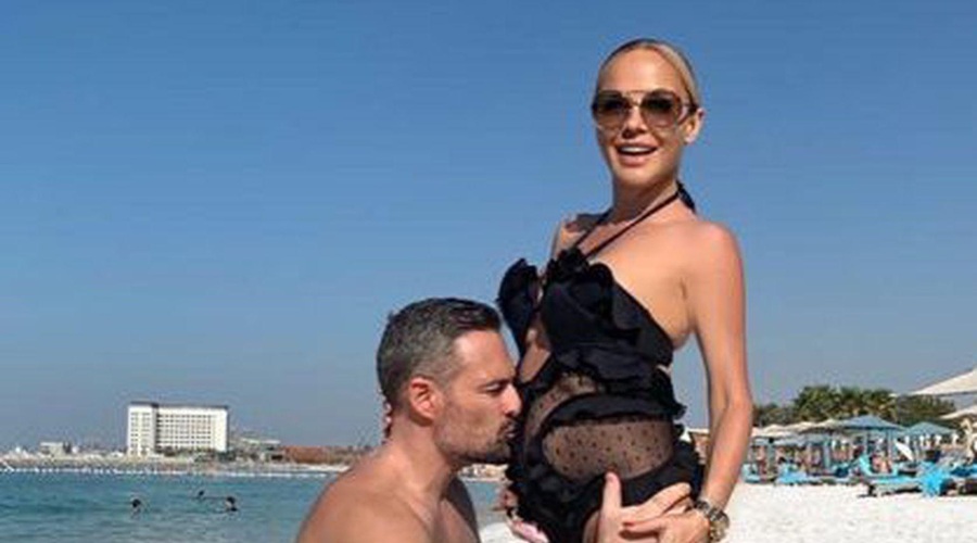 "Isti kraj, iste kopalke, isti mož ." A je na fotografiji hrvaške pevke opaziti več kot eno spremembo (foto: Instagram/Maja Šuput)