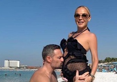 "Isti kraj, iste kopalke, isti mož ." A je na fotografiji hrvaške pevke opaziti več kot eno spremembo