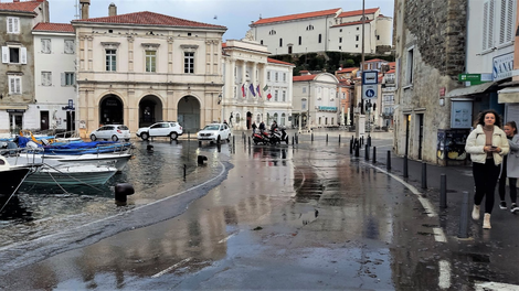 Nevarnost na slovenski obali: morje prestopilo bregove