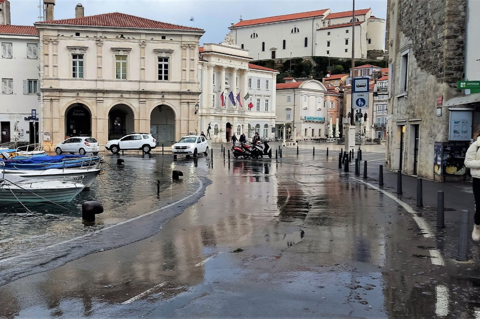 Nevarnost na slovenski obali: morje prestopilo bregove (foto: Franjo Kravos)