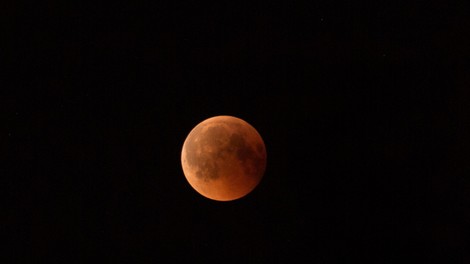 Pripravljeni na astronomsko senzacijo? Luna se bo obarvala rdečerjave barve