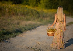 Rastlina, ki raste povsod okrog nas, je pravi zaklad: poglejte, pri čem vse pomaga