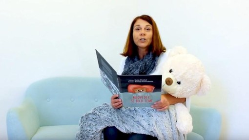 Preprosta rešitev za otroški strah: pravljica o medvedku, ki se boji teme (in tapkanju)