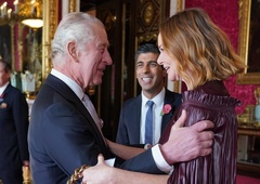 Kralja Karla III. je nasmejala zmedena modna oblikovalka: "Ne vem več, kaj naj naredim"