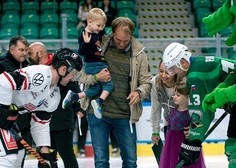 Ljubljanski hokejisti zmagali in pomagali bolnemu 3-letnemu Urbanu. Tudi vi mu lahko