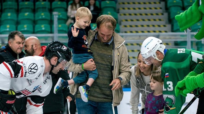 Ljubljanski hokejisti zmagali in pomagali bolnemu 3-letnemu Urbanu. Tudi vi mu lahko (foto: Facebook/HK SŽ Olimpija)