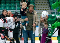 Ljubljanski hokejisti zmagali in pomagali bolnemu 3-letnemu Urbanu. Tudi vi mu lahko