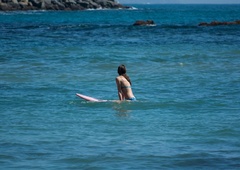 Fotografiral deskarja, takrat pa je iz vode skočil veliki beli morski pes!