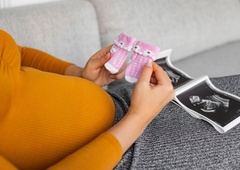 Čudovita novica: tudi ta priljubljena slovenska pevka in voditeljica bo postala mamica