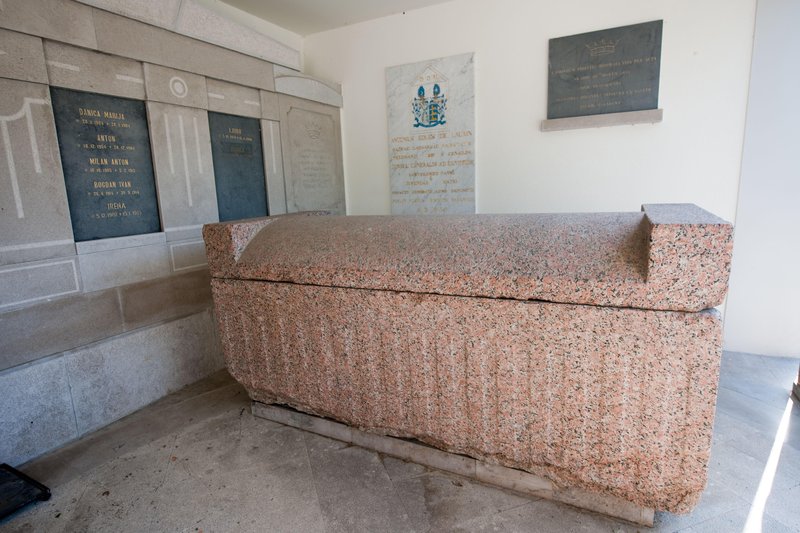 Sarkofaga v Lavrin - Hrovatinovi grobnici na pokopaliscu v Vipavi. Arhitektura pokopalisce