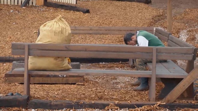 Drama na Kmetiji: en tekmovalec spal s sekiro, jezna tekmovalka nad njega, da ga bo uničila (foto: Voyo/posnetek zaslona)