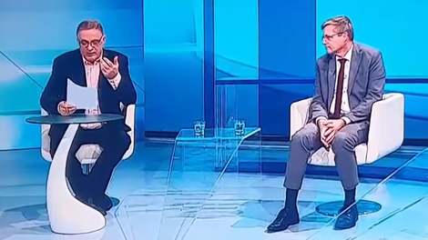 Spodrsljaj voditelja RTV požel veliko komentarjev. Poglejte, kako se je zapletel (VIDEO)