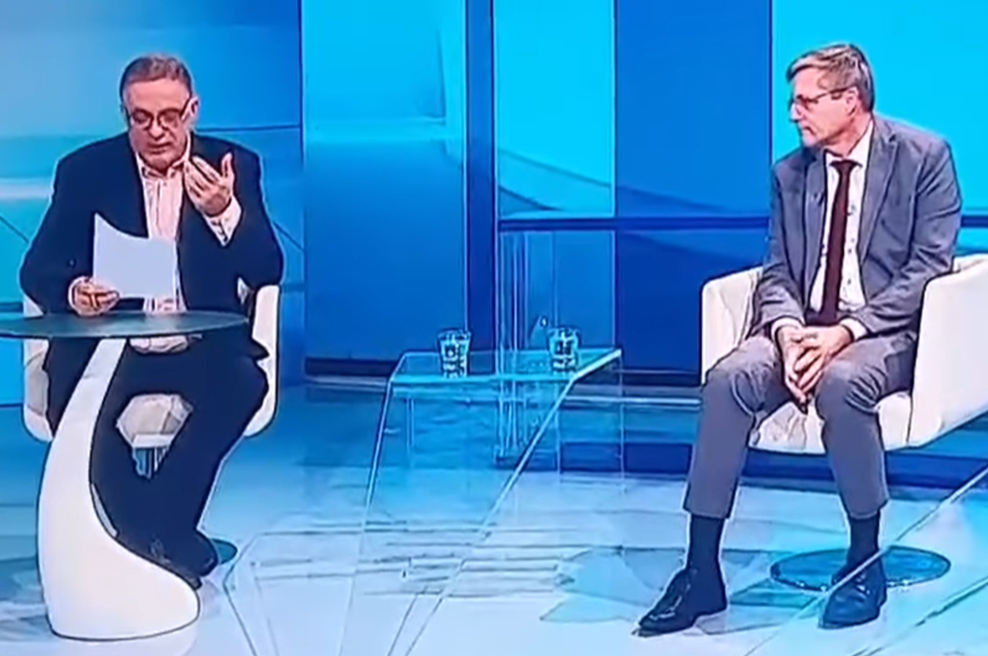 Spodrsljaj voditelja RTV požel veliko komentarjev. Poglejte, kako se je zapletel (VIDEO) (foto: Facebook/Eugenija Carl/posnetek zaslona)