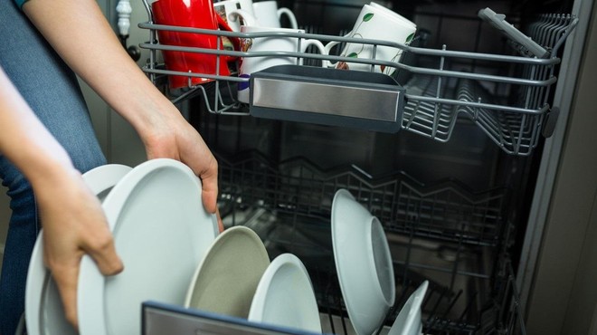 Kuhinjski trik , ki vam bo polepšal življenje: posoda bo videti kot nova (foto: Profimedia)