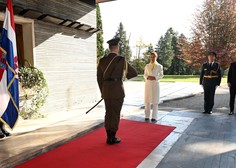 Je bila modna kombinacija pod plaščem srbske veleposlanice res preveč drzna? (FOTO)