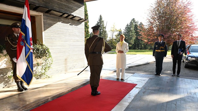 Je bila modna kombinacija pod plaščem srbske veleposlanice res preveč drzna? (FOTO) (foto: Twitter/SerbiaInCRO)