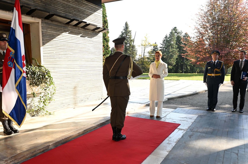 Je bila modna kombinacija pod plaščem srbske veleposlanice res preveč drzna? (FOTO) (foto: Twitter/SerbiaInCRO)
