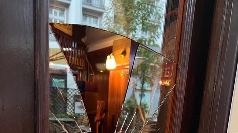 Neznanec razbil steklo ljubljanskega lokala: "Damo ti 30 ur časa, da se javiš"