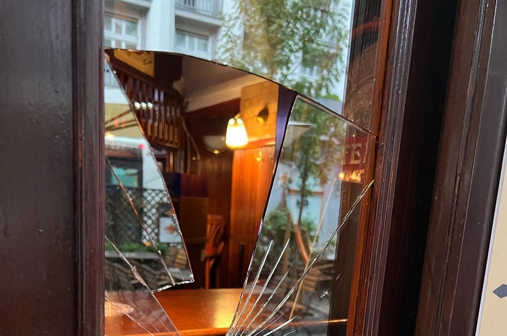 Neznanec razbil steklo ljubljanskega lokala: "Damo ti 30 ur časa, da se javiš" (foto: Holidays' pub/Facebook)