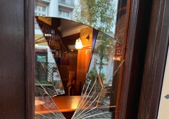 Neznanec razbil steklo ljubljanskega lokala: "Damo ti 30 ur časa, da se javiš"