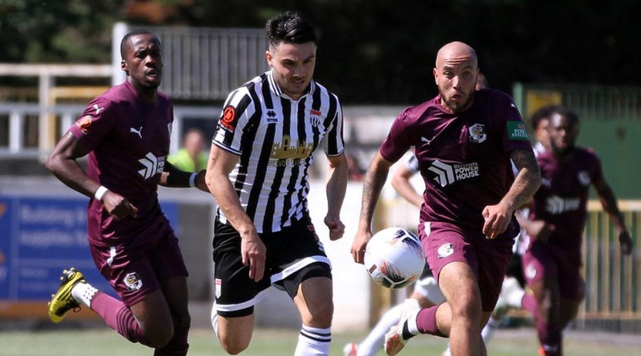 Grozljivka na nogometni tekmi: napadalec se bori za življenje, potem ko je z glavo trčil v reklamni pano (foto: Bath City)