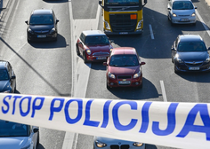 Na Dolenjskem huda prometna nesreča s tragičnim izidom: cesta začasno zaprta