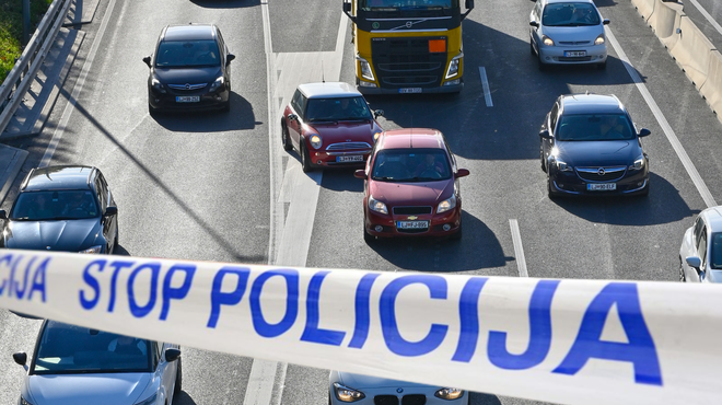 Na Dolenjskem huda prometna nesreča s tragičnim izidom: cesta začasno zaprta (foto: Žiga Živulović jr./Bobo/fotomontaža)