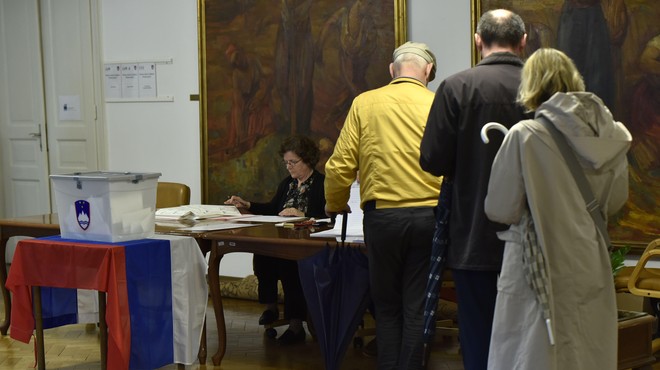 Poglejte, koliko ljudi je že glasovalo na predčasnih volitvah (precej drugače kot pred petimi leti) (foto: Žiga Živulović jr./Bobo)