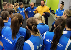 Evropska rokometna zveza zaradi incidenta pred tekmo s Srbijo kaznovala Slovenijo