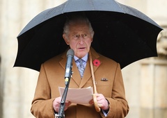 Karel III. že pol stoletja ni zapustil hiše brez ene stvari, nosil jo je celo med obiskom v Sloveniji