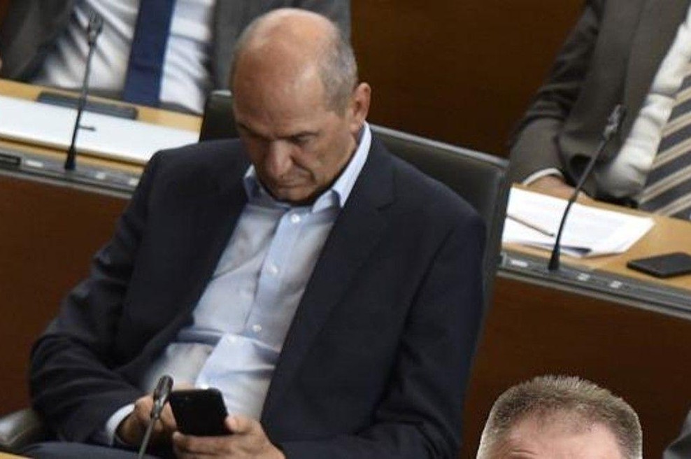 Toliko tvitov Janša objavi med ENO parlamentarno sejo – šokirani boste (foto: GreznicaBlok)