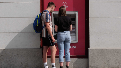 Ali tudi vi za bančne storitve plačujete preveč? Povemo vam, kako lahko prihranite do 400 evrov