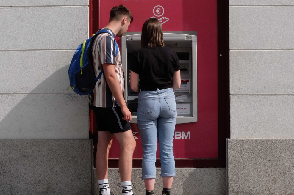 Ali tudi vi za bančne storitve plačujete preveč? Povemo vam, kako lahko prihranite do 400 evrov (foto: Bobo)