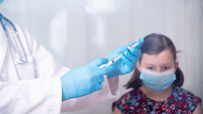 Bodo s prilagojenim cepivom proti covidu-19 kmalu cepili tudi otroke nad 5 let? (foto: Profimedia)