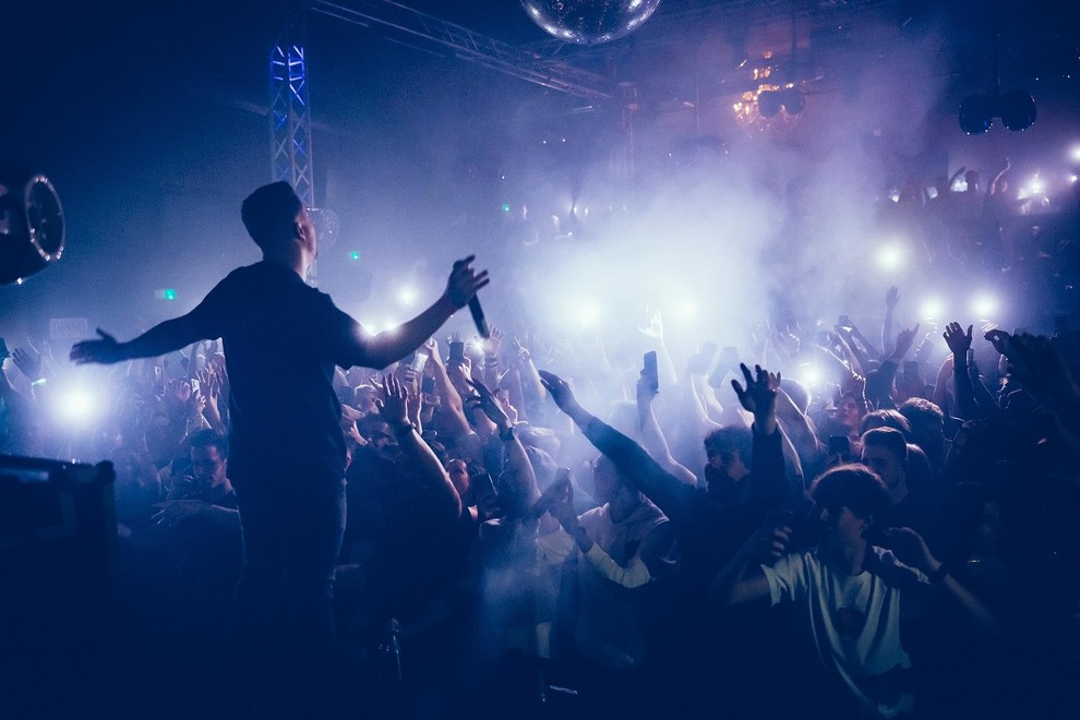 Tujama od lani na največjih evropskih festivalskih odrih kot MC spremlja eden prvih cirkuških rezidentov DJ/MC Dey. Slednji je v …