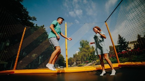 Grozljiva nesreča: ogroženo življenje poškodovanega v ljubljanskem trampolin parku